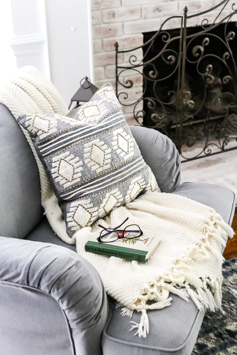 How to Make Your Home Look Luxurious on a Budget | unigumushane.com - 8 tips to make your home look luxurious on a budget with ideas for choosing finishes, lighting, art, and small details that only look expensive. living room art