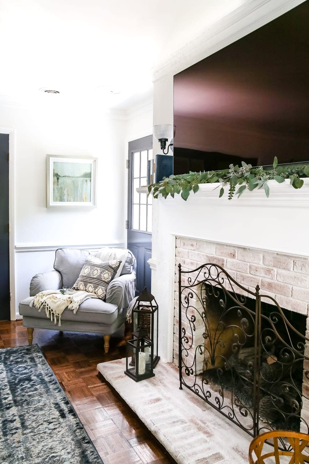 How to Make Your Home Look Luxurious on a Budget | unigumushane.com - 8 tips to make your home look luxurious on a budget with ideas for choosing finishes, lighting, art, and small details that only look expensive. living room art