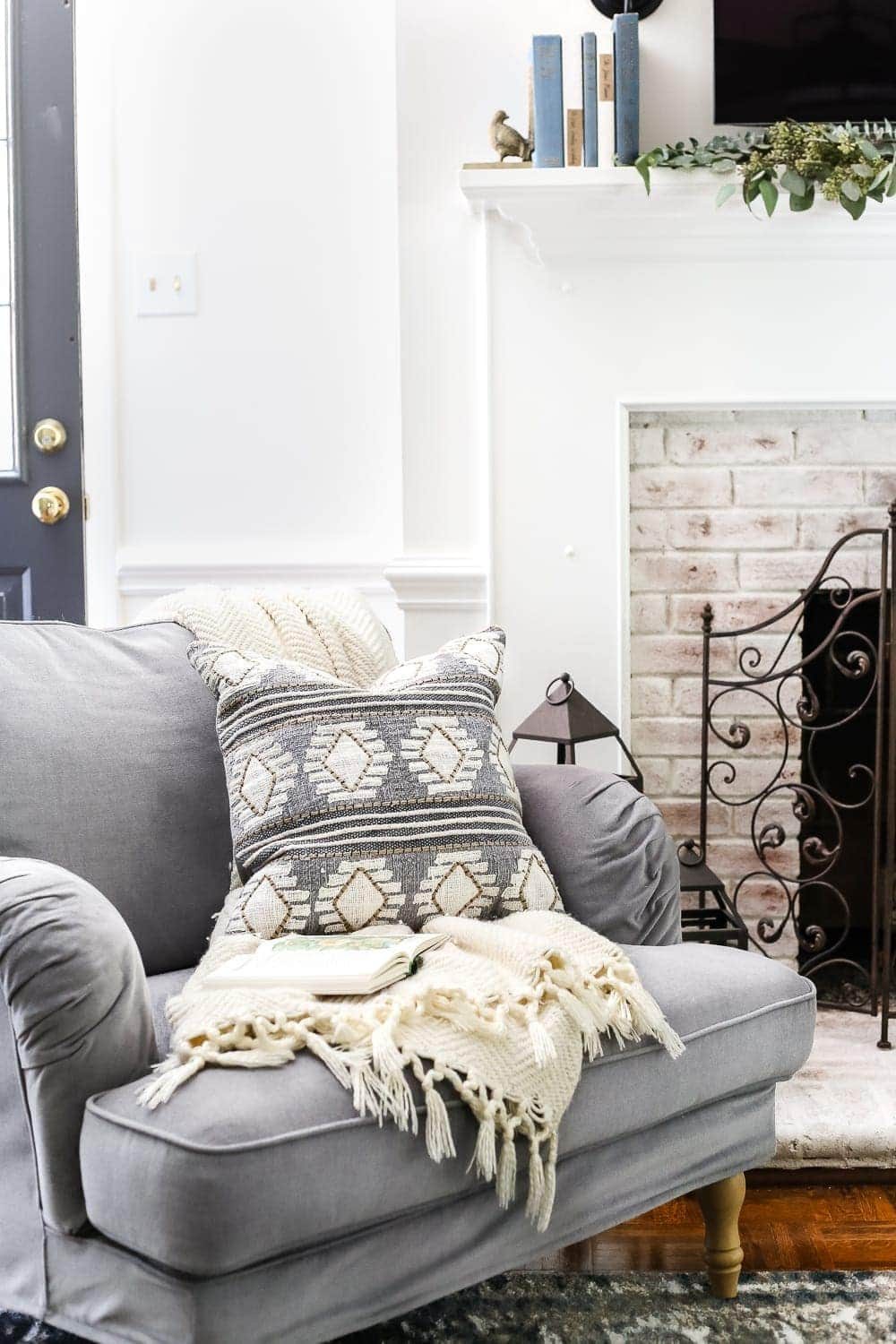 How to Make Your Home Look Luxurious on a Budget | unigumushane.com - 8 tips to make your home look luxurious on a budget with ideas for choosing finishes, lighting, art, and small details that only look expensive. living room art