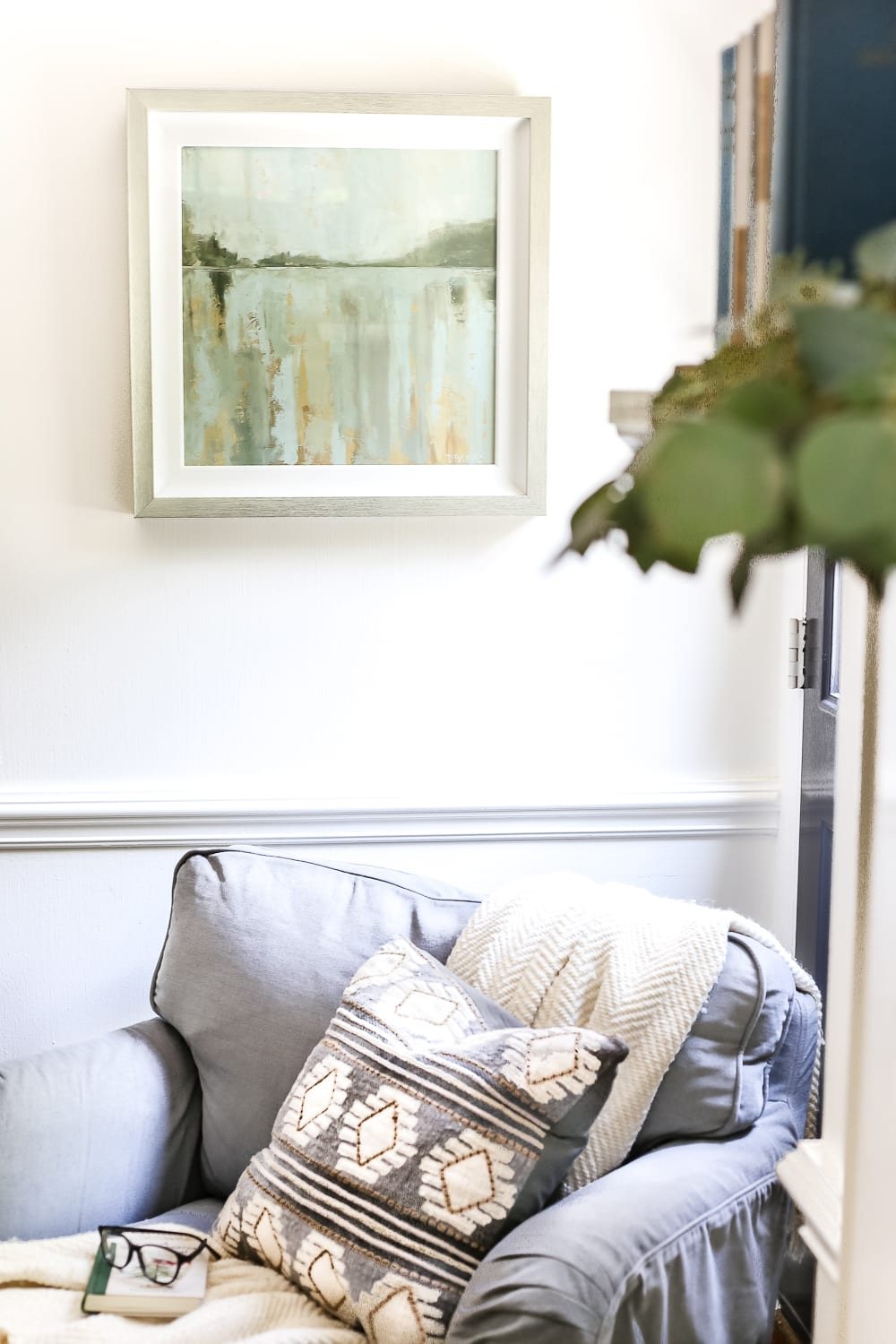 How to Make Your Home Look Luxurious on a Budget | unigumushane.com - 8 tips to make your home look luxurious on a budget with ideas for choosing finishes, lighting, art, and small details that only look expensive. living room