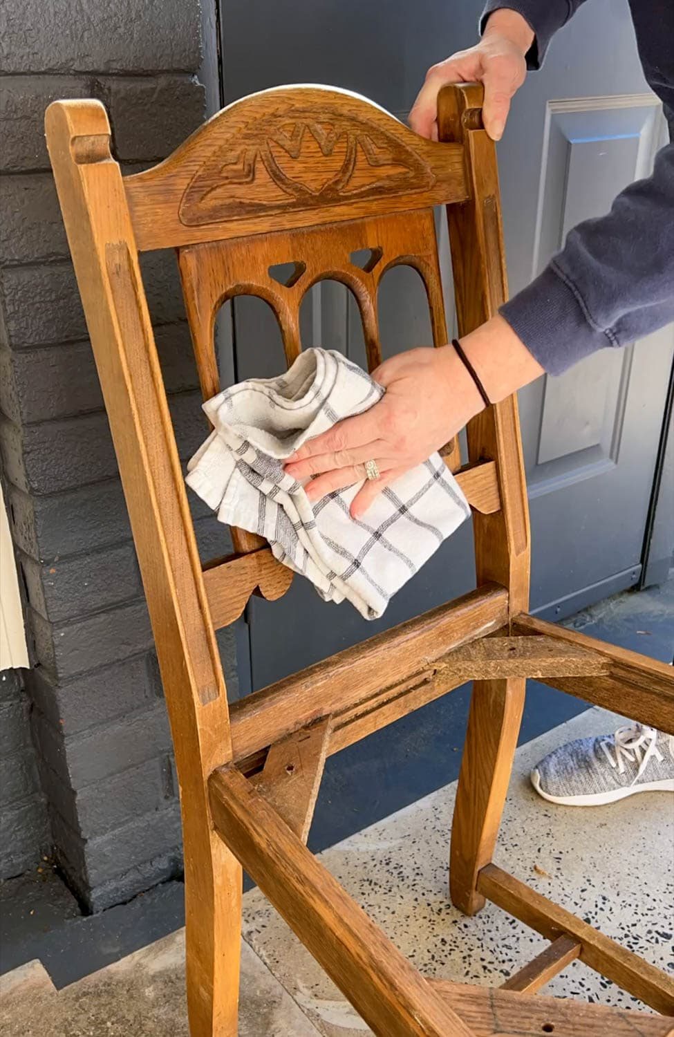 wiping on restor-a-finish to restore wood furniture without stripping