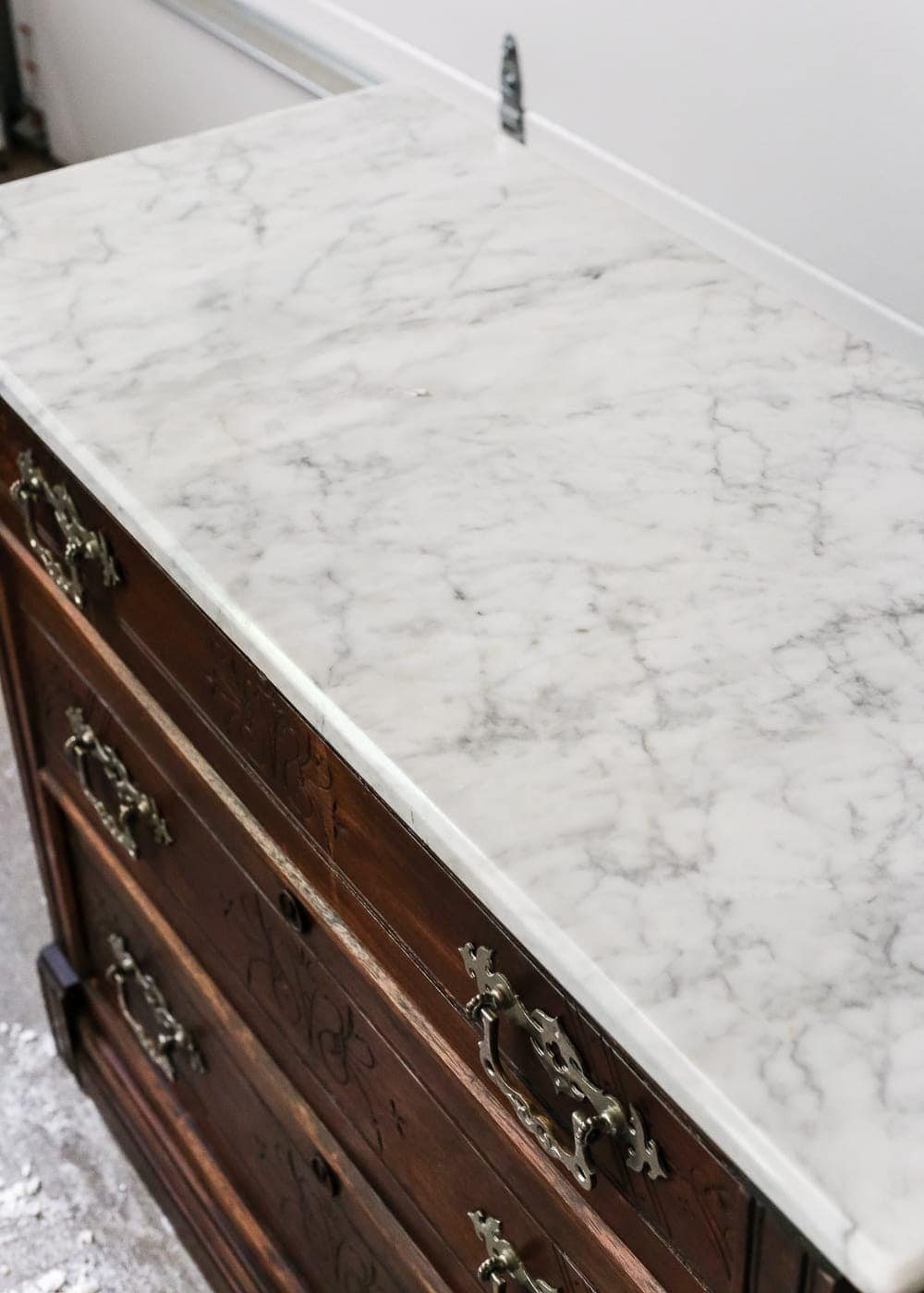 How to Remove Stains from Marble + Foyer Chest Makeover | unigumushane.com - A quick and simple tutorial for removing stains from white marble using kitchen & first aid supplies, plus a Victorian chest makeover and foyer update.