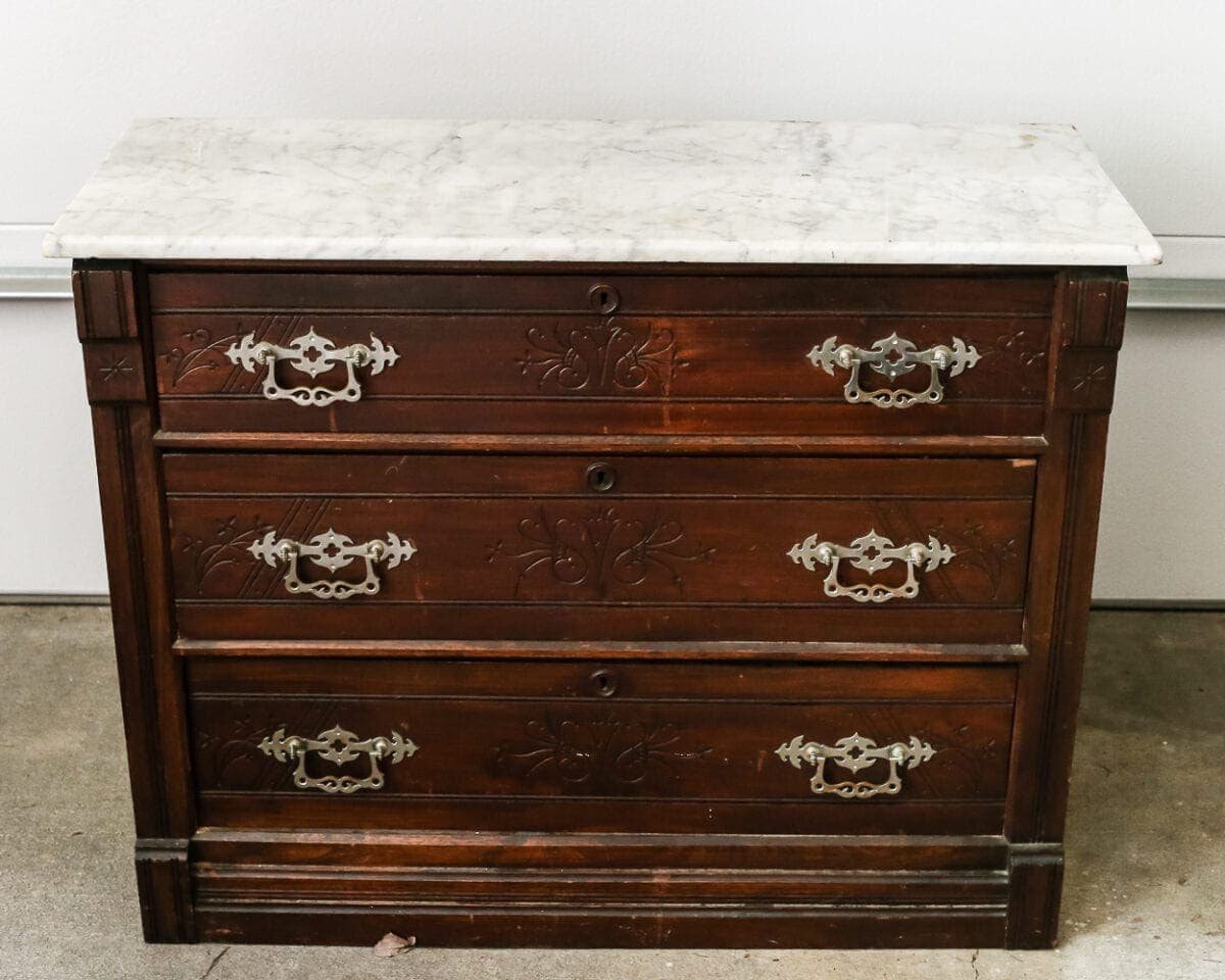 How to Remove Stains from Marble + Foyer Chest Makeover | unigumushane.com - A quick and simple tutorial for removing stains from white marble using kitchen & first aid supplies, plus a Victorian chest makeover and foyer update.