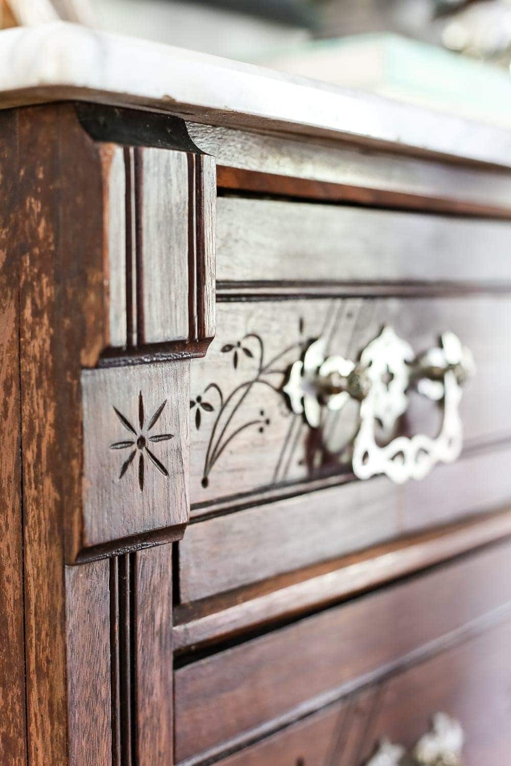 How to Remove Stains from Marble + Foyer Chest Makeover | unigumushane.com - A quick and simple tutorial for removing stains from white marble using kitchen & first aid supplies, plus a Victorian chest makeover and foyer update.