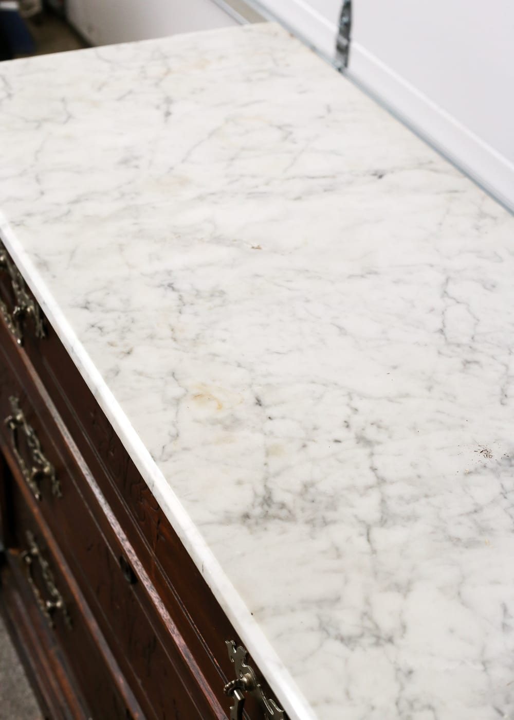 How to Remove Stains from Marble + Foyer Chest Makeover | unigumushane.com - A quick and simple tutorial for removing stains from white marble using kitchen & first aid supplies, plus a Victorian chest makeover and foyer update.