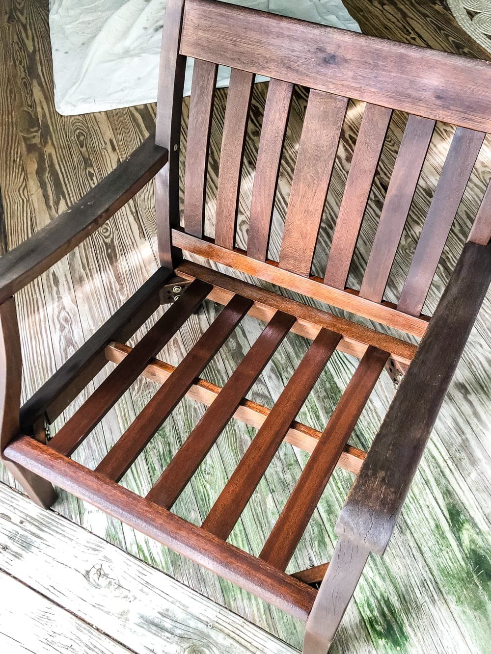 How to Restore Outdoor Wood Furniture | unigumushane.com - How to make your dry, worn out wood furniture look like new and how to thoroughly clean outdoor cushions. #outdoorfurniture #restorewood