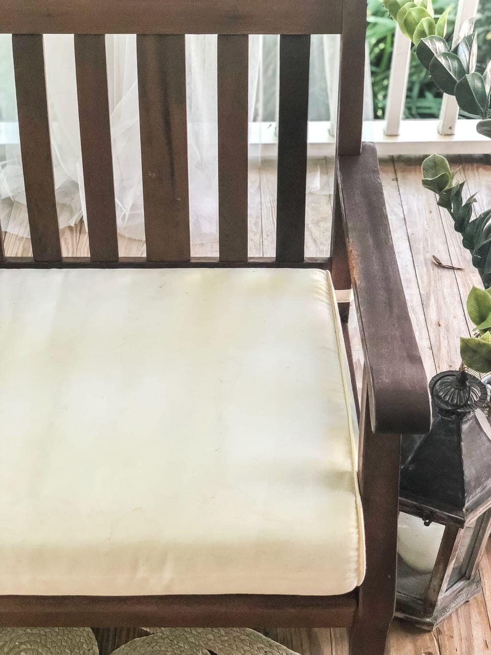 How to Restore Outdoor Wood Furniture | unigumushane.com - How to make your dry, worn out wood furniture look like new and how to thoroughly clean outdoor cushions. #outdoorfurniture #restorewood