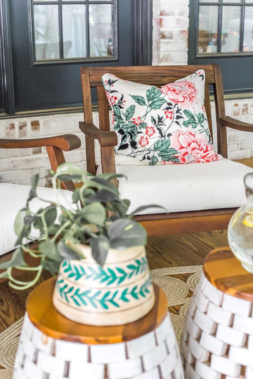 How to Restore Outdoor Wood Furniture | unigumushane.com - How to make your dry, worn out wood furniture look like new and how to thoroughly clean outdoor cushions. #outdoorfurniture #restorewood