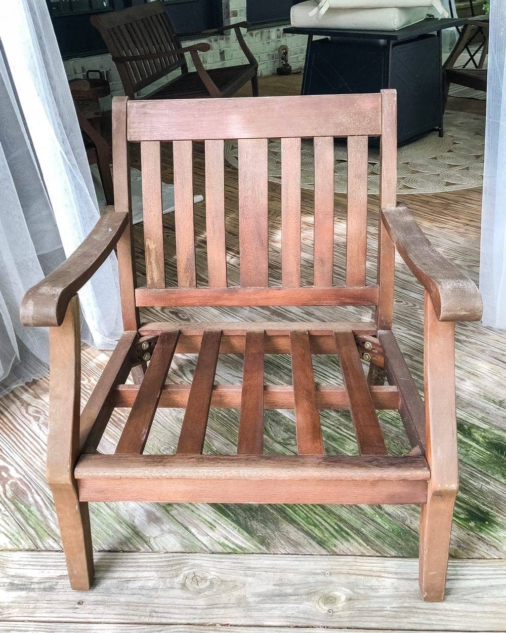 How to Restore Outdoor Wood Furniture | unigumushane.com - How to make your dry, worn out wood furniture look like new and how to thoroughly clean outdoor cushions. #outdoorfurniture #restorewood