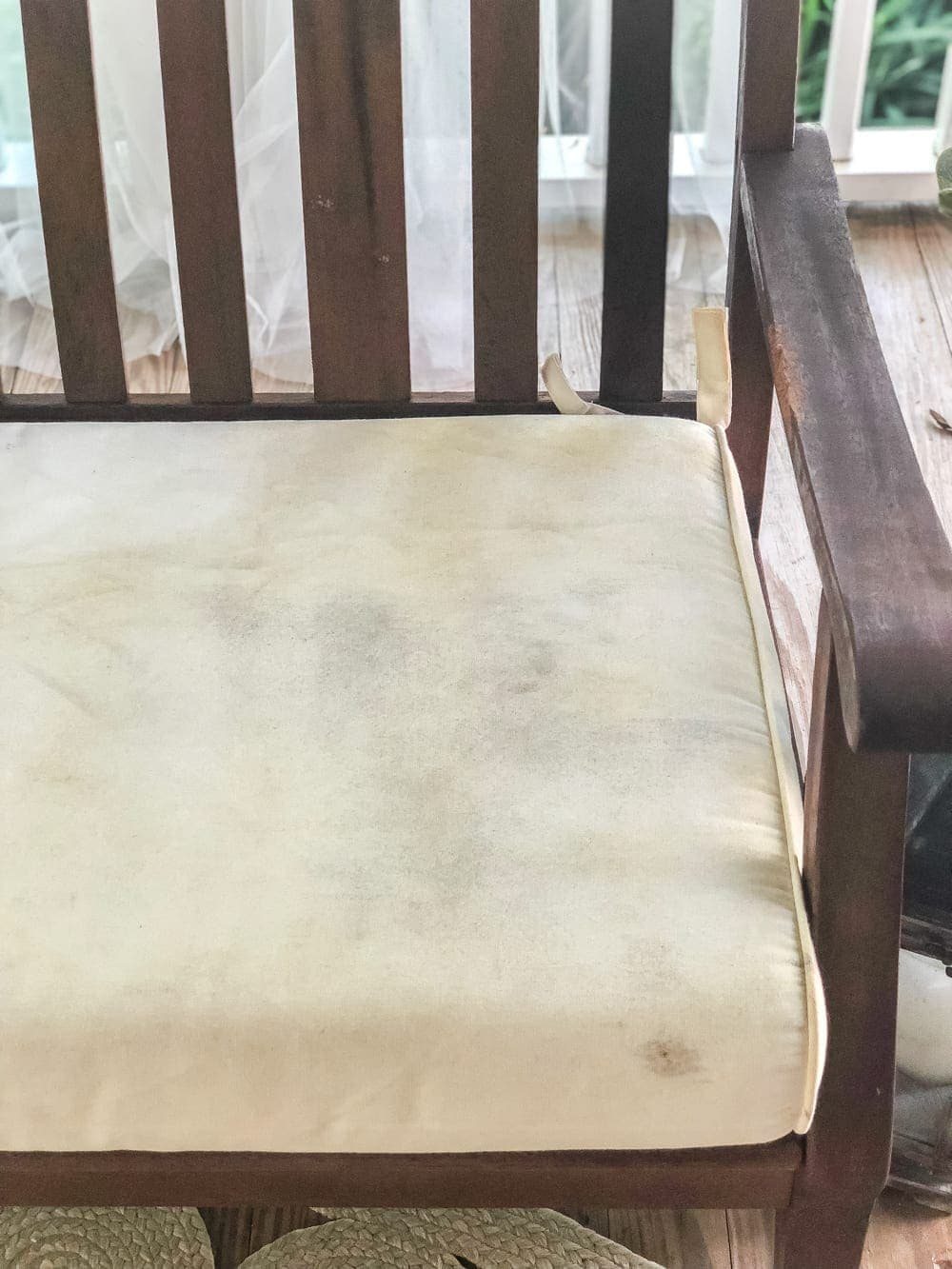 How to Restore Outdoor Wood Furniture | unigumushane.com - How to make your dry, worn out wood furniture look like new and how to thoroughly clean outdoor cushions. #outdoorfurniture #restorewood
