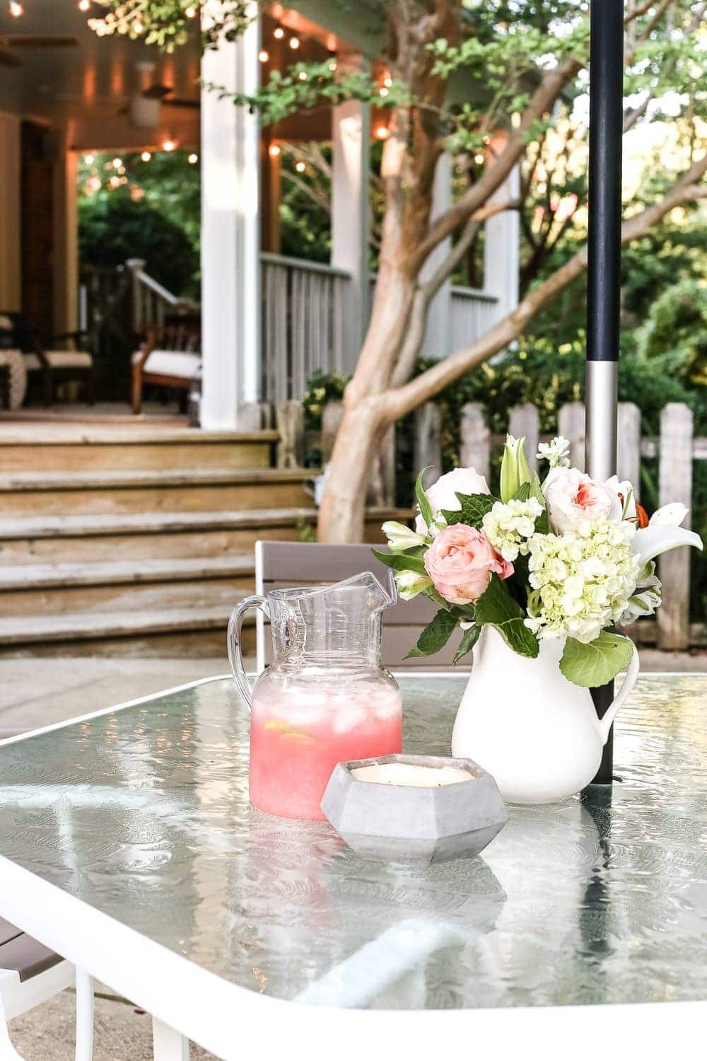 How to Revive a Glass Patio Table | unigumushane.com - A tutorial explaining how to clean, paint, and revive a glass patio table to make it look brand new in a few quick steps.