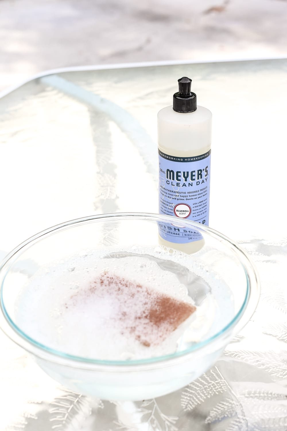 How to Revive a Glass Patio Table | unigumushane.com - A tutorial explaining how to clean, paint, and revive a glass patio table to make it look brand new in a few quick steps.