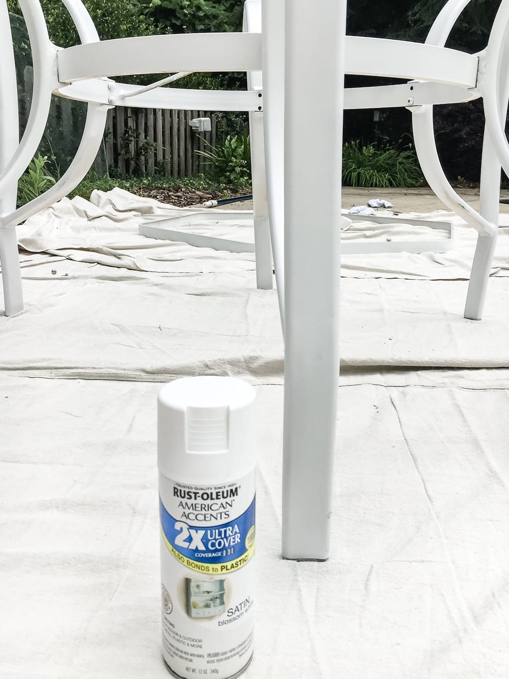 How to Revive a Glass Patio Table | unigumushane.com - A tutorial explaining how to clean, paint, and revive a glass patio table to make it look brand new in a few quick steps.