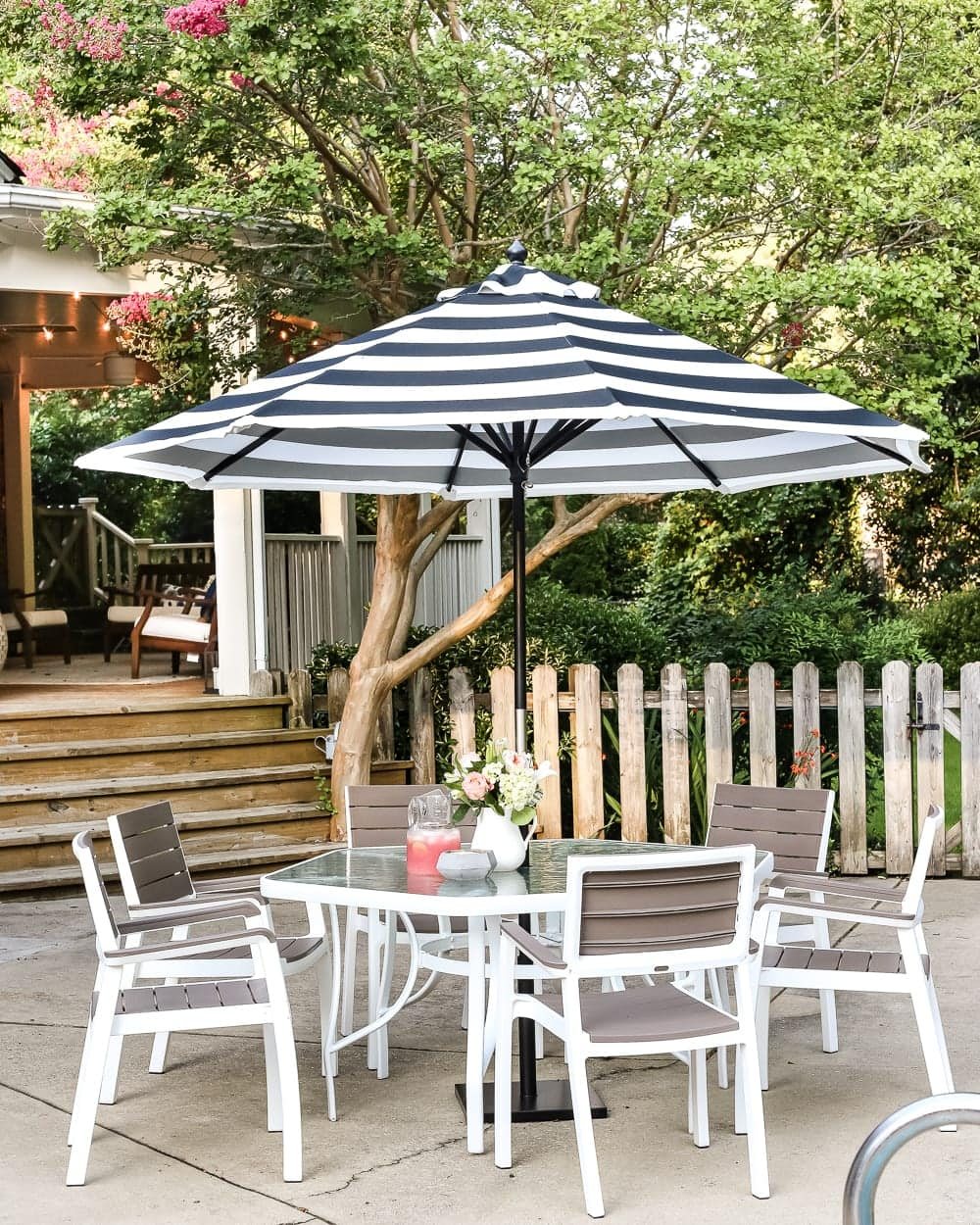 How to Revive a Glass Patio Table | unigumushane.com - A tutorial explaining how to clean, paint, and revive a glass patio table to make it look brand new in a few quick steps.
