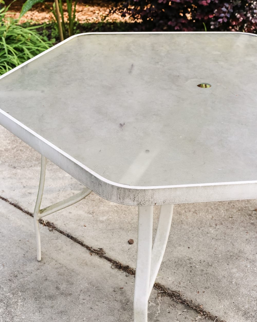 How to Revive a Glass Patio Table | unigumushane.com - A tutorial explaining how to clean, paint, and revive a glass patio table to make it look brand new in a few quick steps.