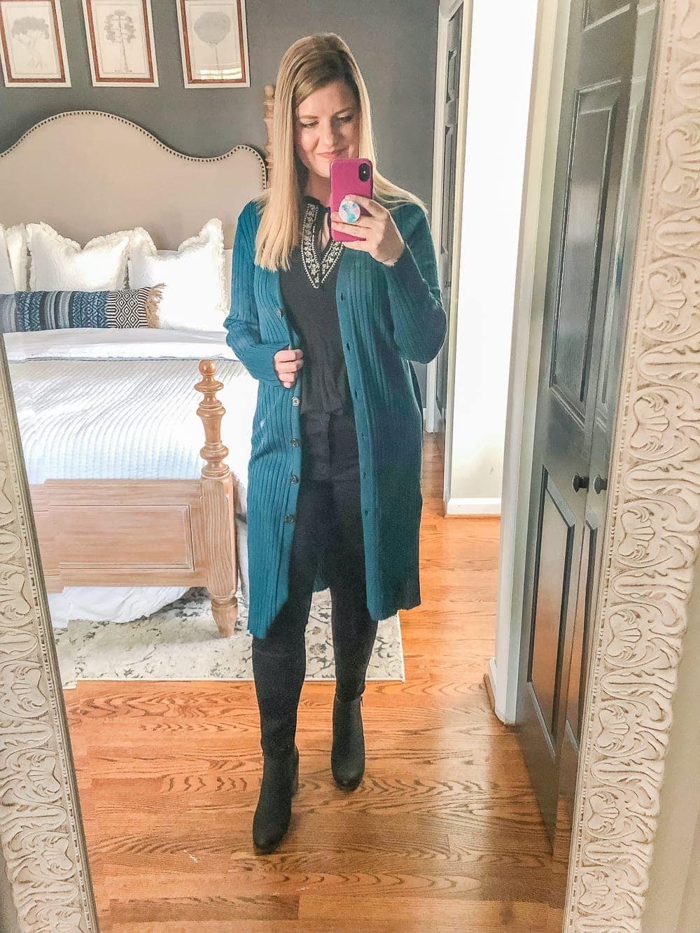 7 Inexpensive Tummy Hiding Mom Friendly Fall Outfits - all black outfit with pop of color cardigan