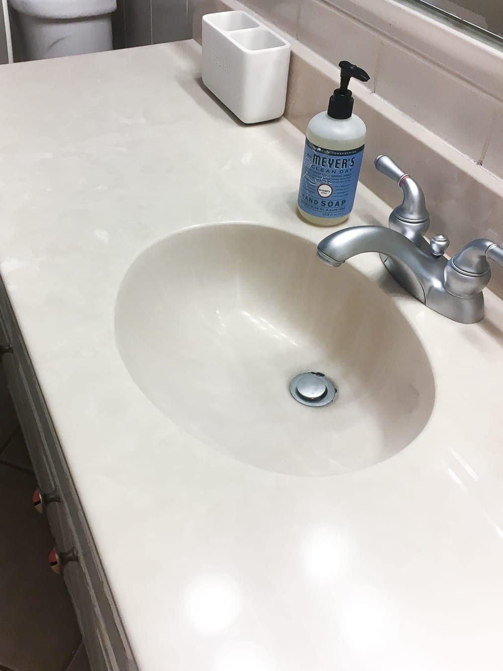 Kid's / Guest Bathroom Makeover on a Budget | unigumushane.com - A shared kid's / guest bathroom gets a full makeover for less than $500 using just paint, DIY tutorials, and decorating tricks. #bathroom #homeimprovement