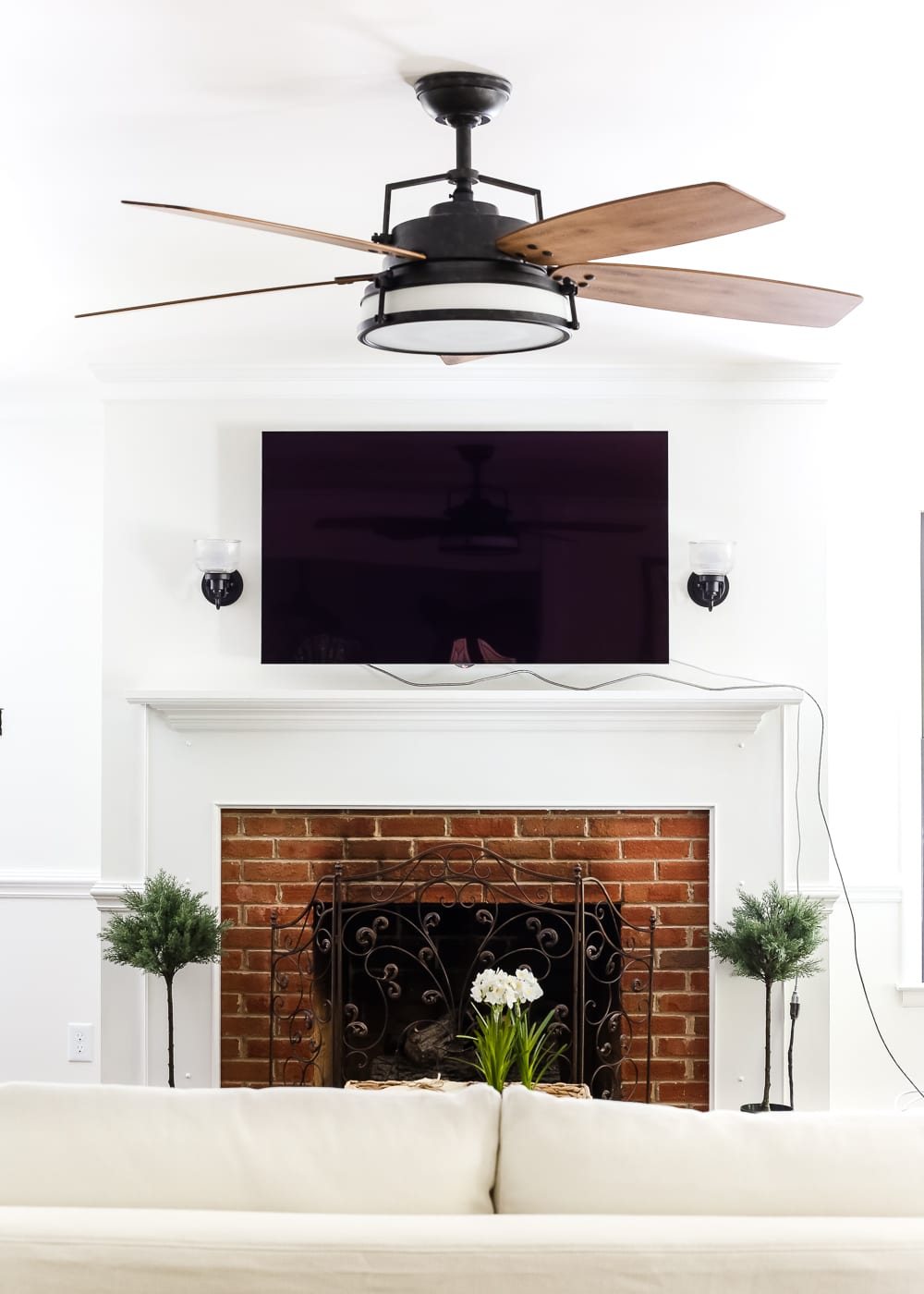 Living Room Update: Ceiling Fan Swap | unigumushane.com - A bland, boring living room gets a makeover with a modern industrial farmhouse style ceiling fan - Casablanca Caneel Bay.