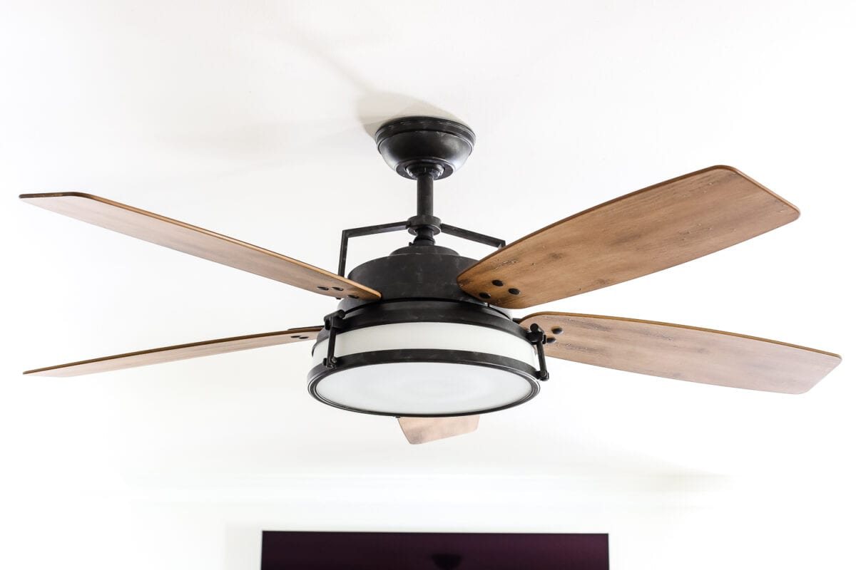 Living Room Update: Ceiling Fan Swap | unigumushane.com - A bland, boring living room gets a makeover with a modern industrial farmhouse style ceiling fan - Casablanca Caneel Bay.