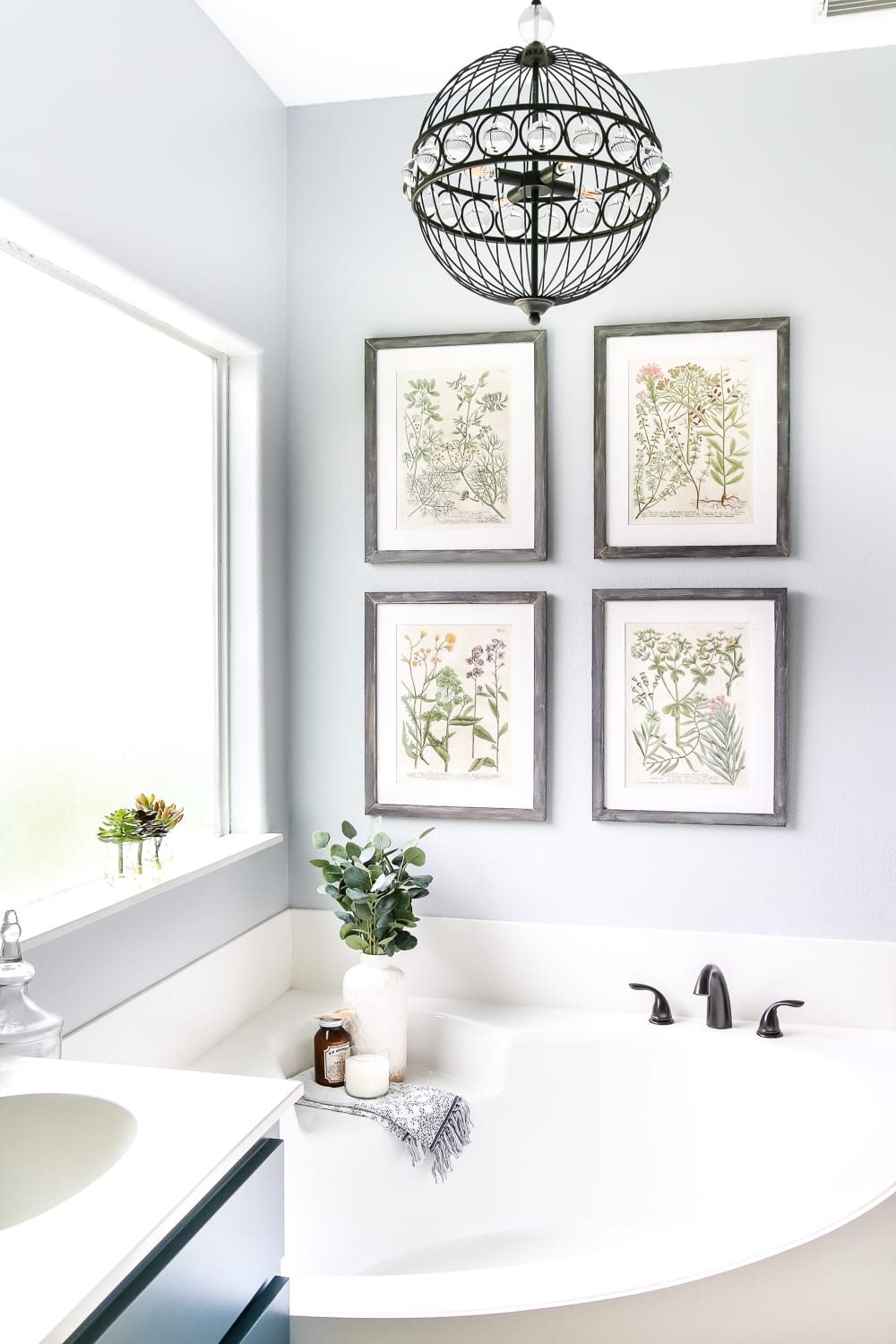 Lowe's Spring Makeover Bathroom Reveal | unigumushane.com - A team of 6 DIYers take on a bathroom makeover in 48 hours to transform a plain, builder grade space to give it character and modern farmhouse charm.