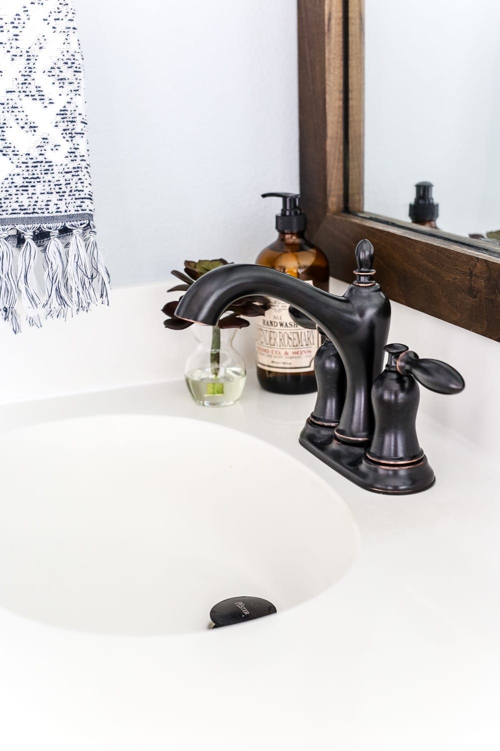 Lowe's Spring Makeover Bathroom Reveal | unigumushane.com - A team of 6 DIYers take on a bathroom makeover in 48 hours to transform a plain, builder grade space to give it character and modern farmhouse charm.