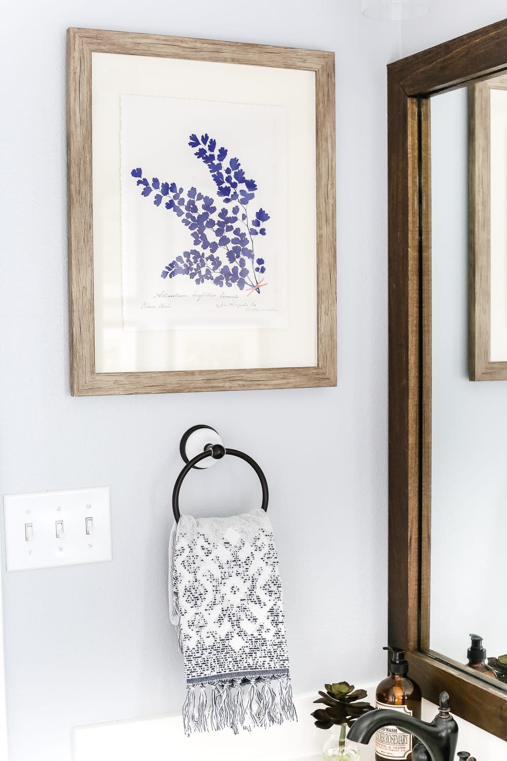 Lowe's Spring Makeover Bathroom Reveal | unigumushane.com - A team of 6 DIYers take on a bathroom makeover in 48 hours to transform a plain, builder grade space to give it character and modern farmhouse charm.