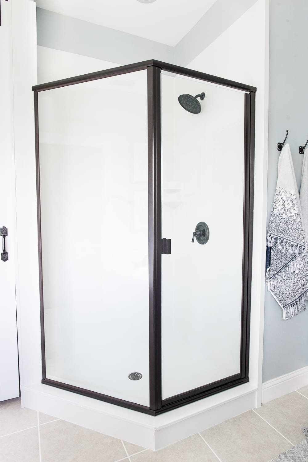 Lowe's Spring Makeover Bathroom Reveal | unigumushane.com - A team of 6 DIYers take on a bathroom makeover in 48 hours to transform a plain, builder grade space to give it character and modern farmhouse charm.