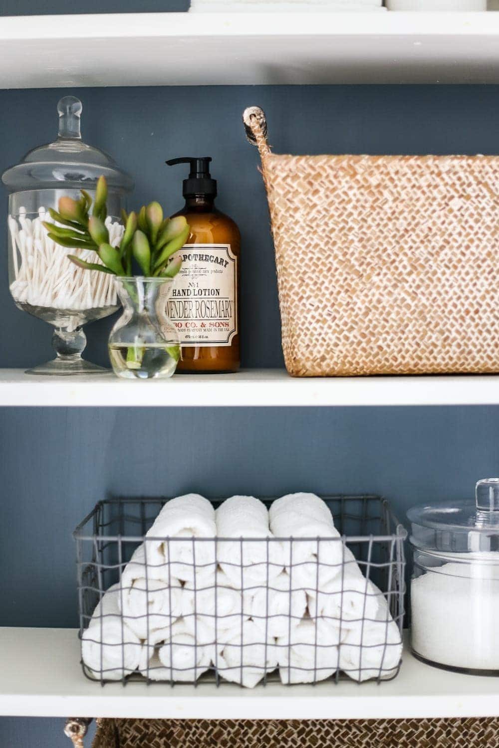 Lowe's Spring Makeover Bathroom Reveal | unigumushane.com - A team of 6 DIYers take on a bathroom makeover in 48 hours to transform a plain, builder grade space to give it character and modern farmhouse charm.