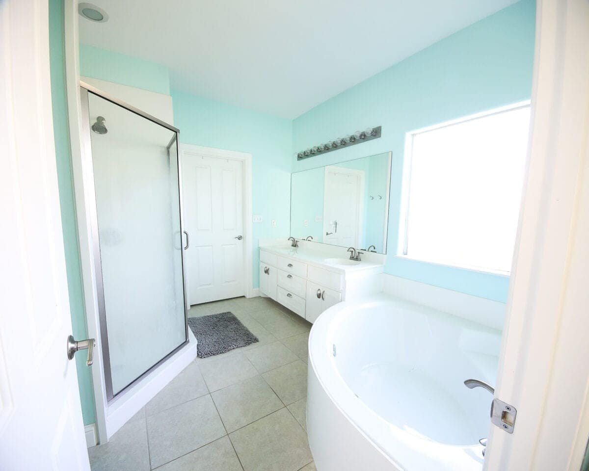Lowe's Spring Makeover Bathroom Reveal | unigumushane.com - A team of 6 DIYers take on a bathroom makeover in 48 hours to transform a plain, builder grade space to give it character and modern farmhouse charm.