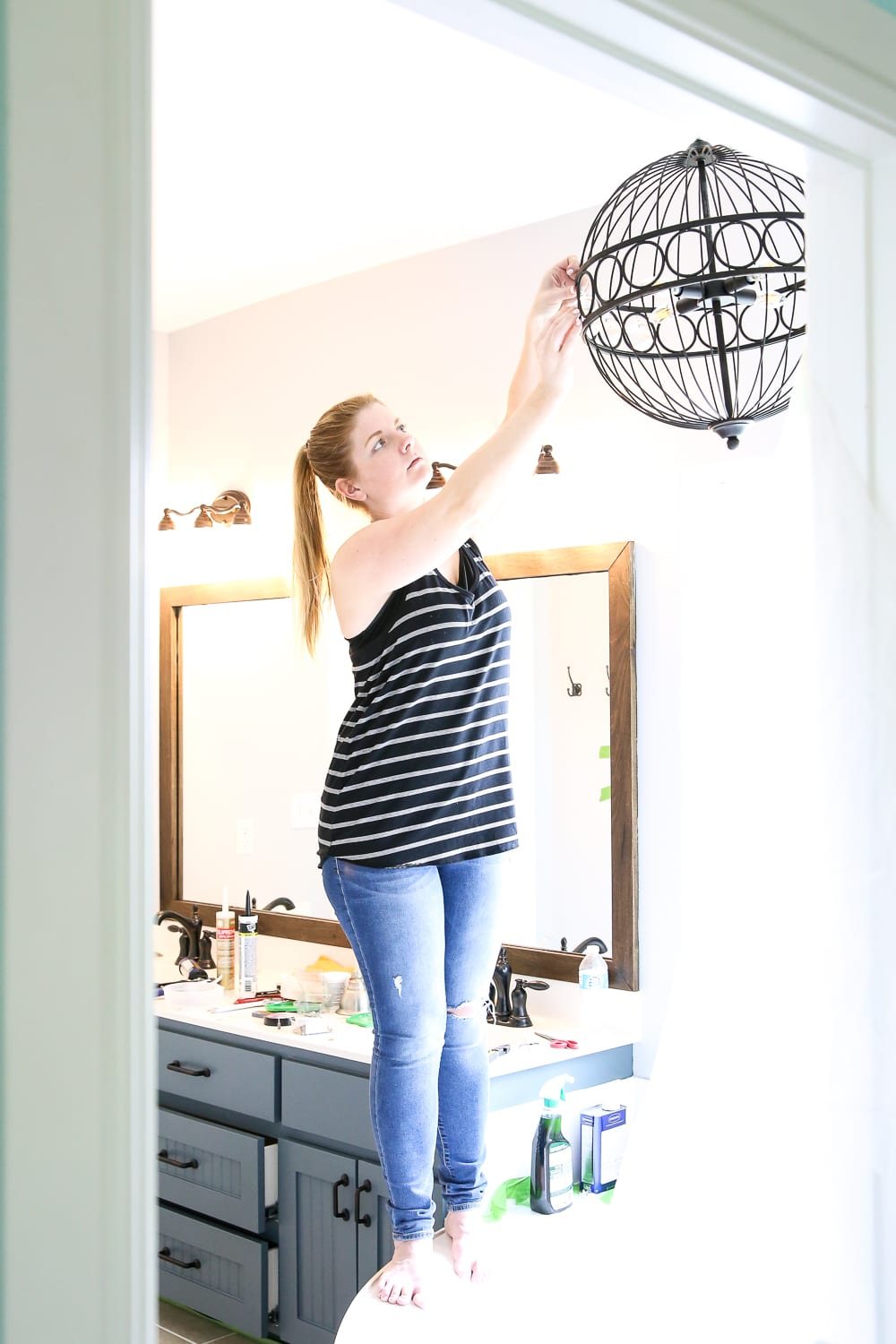 Lowe's Spring Makeover Bathroom Reveal | unigumushane.com - A team of 6 DIYers take on a bathroom makeover in 48 hours to transform a plain, builder grade space to give it character and modern farmhouse charm.