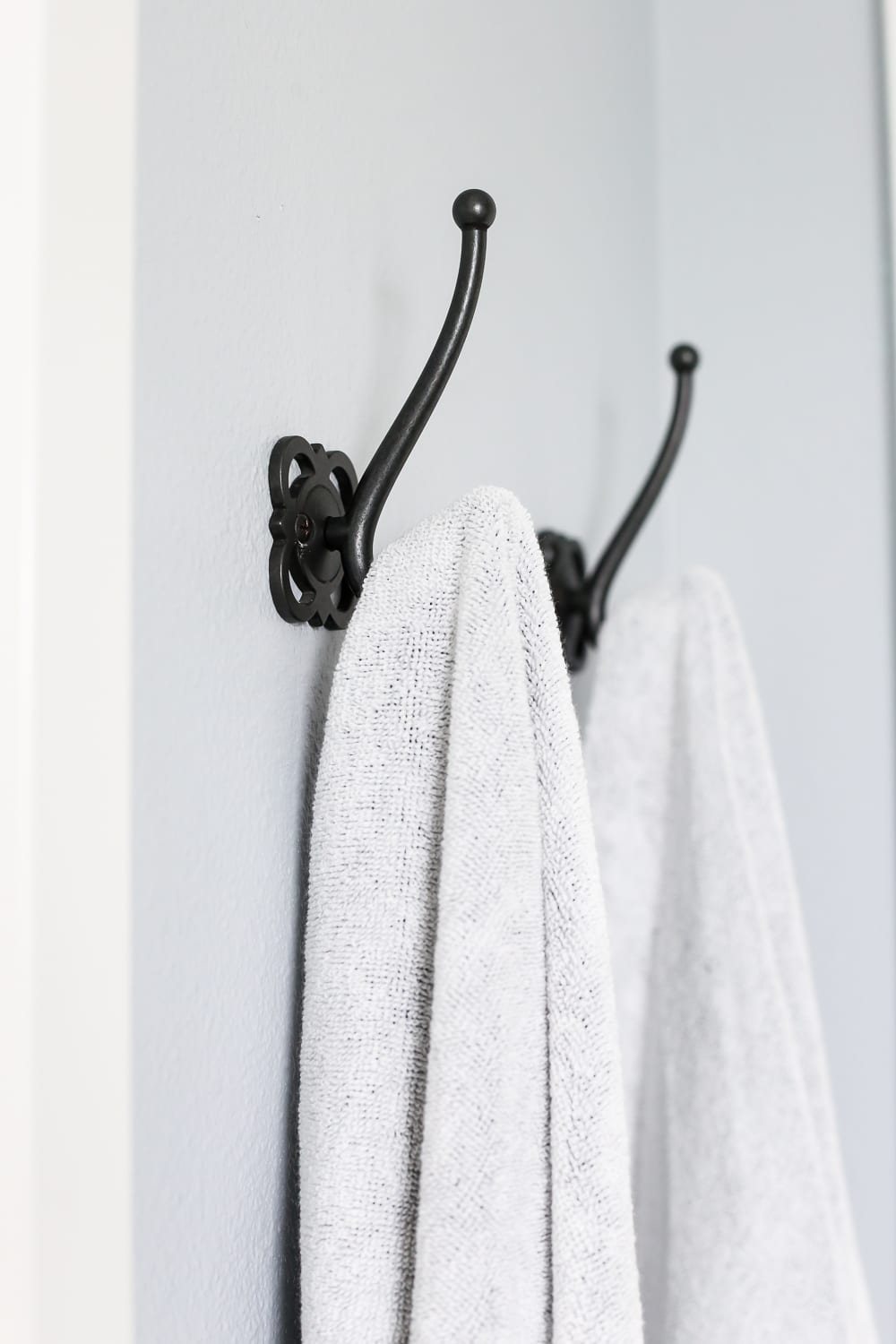 Lowe's Spring Makeover Bathroom Reveal | unigumushane.com - A team of 6 DIYers take on a bathroom makeover in 48 hours to transform a plain, builder grade space to give it character and modern farmhouse charm.