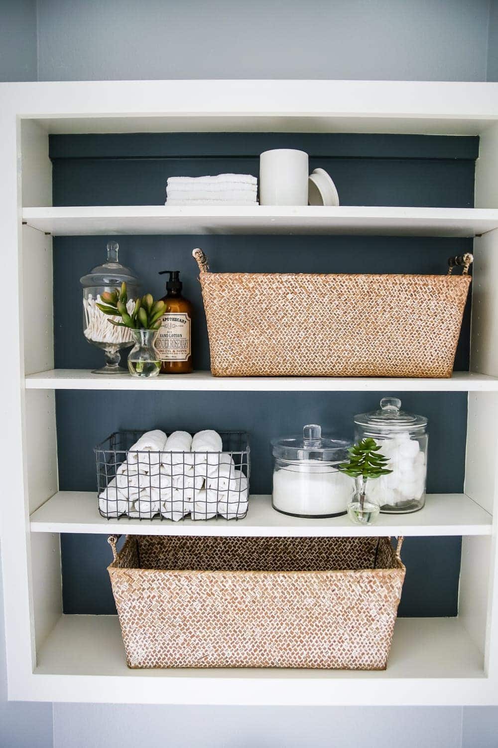 Lowe's Spring Makeover Bathroom Reveal | unigumushane.com - A team of 6 DIYers take on a bathroom makeover in 48 hours to transform a plain, builder grade space to give it character and modern farmhouse charm.