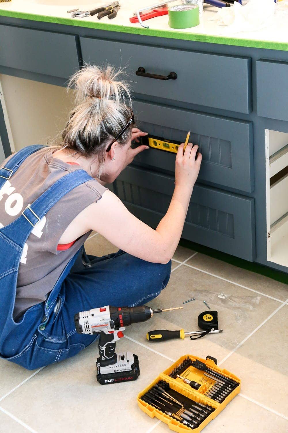 Lowe's Spring Makeover Bathroom Reveal | unigumushane.com - A team of 6 DIYers take on a bathroom makeover in 48 hours to transform a plain, builder grade space to give it character and modern farmhouse charm.