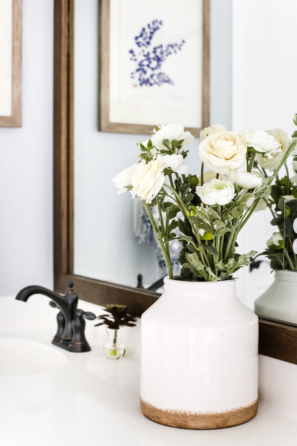 Lowe's Spring Makeover Bathroom Reveal | unigumushane.com - A team of 6 DIYers take on a bathroom makeover in 48 hours to transform a plain, builder grade space to give it character and modern farmhouse charm.