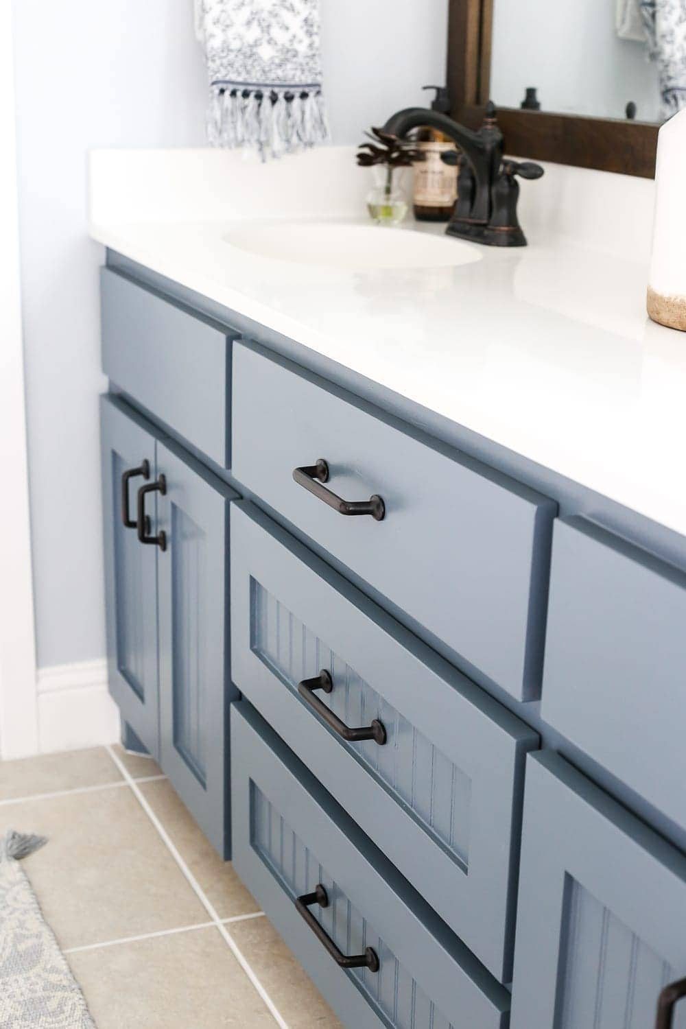 Lowe's Spring Makeover Bathroom Reveal | unigumushane.com - A team of 6 DIYers take on a bathroom makeover in 48 hours to transform a plain, builder grade space to give it character and modern farmhouse charm.