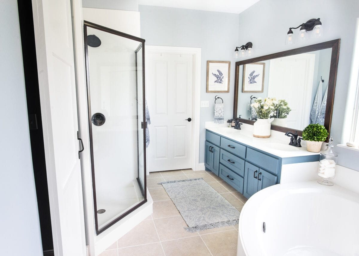 Lowe's Spring Makeover Bathroom Reveal | unigumushane.com - A team of 6 DIYers take on a bathroom makeover in 48 hours to transform a plain, builder grade space to give it character and modern farmhouse charm.