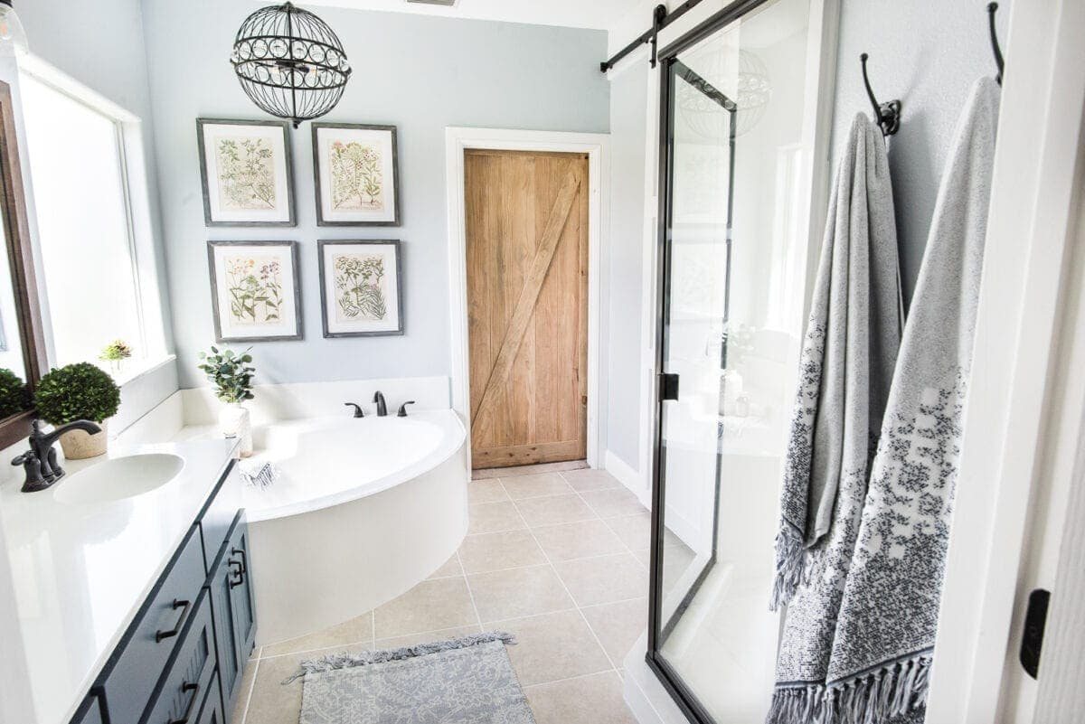 Lowe's Spring Makeover Bathroom Reveal | unigumushane.com - A team of 6 DIYers take on a bathroom makeover in 48 hours to transform a plain, builder grade space to give it character and modern farmhouse charm.