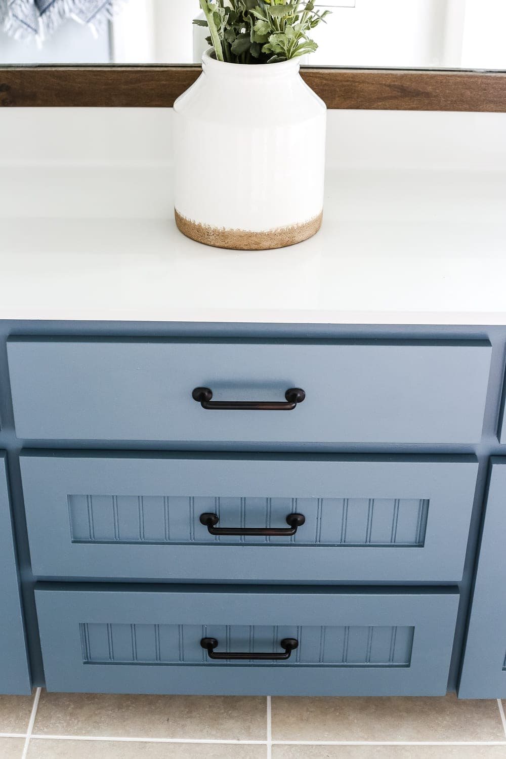 Lowe's Spring Makeover Bathroom Reveal | unigumushane.com - A team of 6 DIYers take on a bathroom makeover in 48 hours to transform a plain, builder grade space to give it character and modern farmhouse charm.