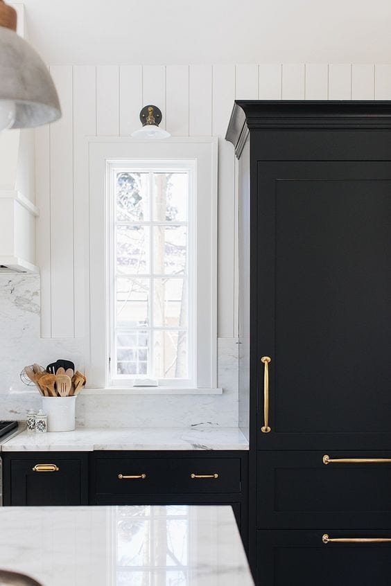 Making a Case for Black Paint | 25 gorgeous black paint room inspirations and how it can make any room feel high-end for just the cost of paint + how it can improve your quality of life.