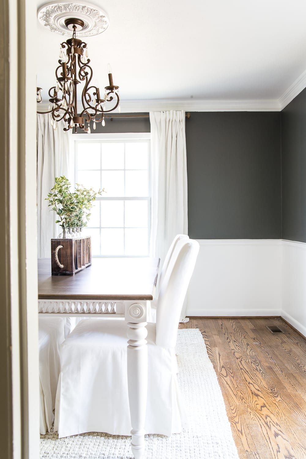 A couple of tricks for hanging the perfect mirror gallery wall plus ideas for a traditional meets modern eclectic dining room. #diningroom #gallerywall #walldecor #mirrors
