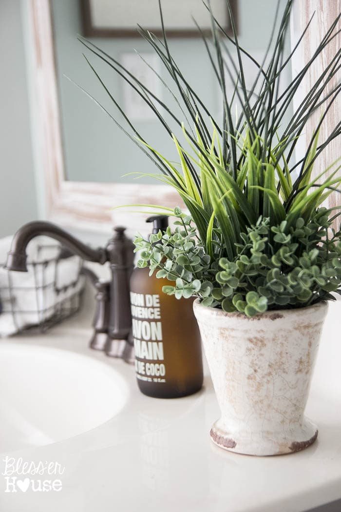Modern Farmhouse Bathroom Makeover | Unigumushane - So many great ideas to create charm in a builder grade bathroom!