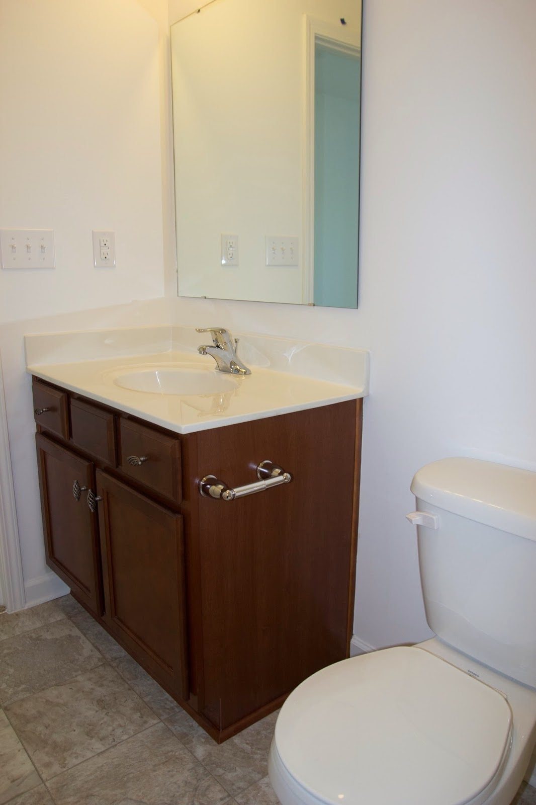 Modern Farmhouse Bathroom Makeover | Unigumushane - So many great ideas to create charm in a builder grade bathroom!