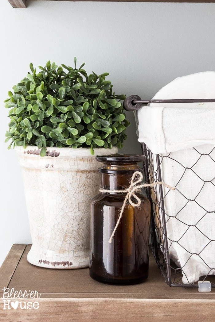 Modern Farmhouse Bathroom Makeover | Unigumushane - So many great ideas to create charm in a builder grade bathroom!