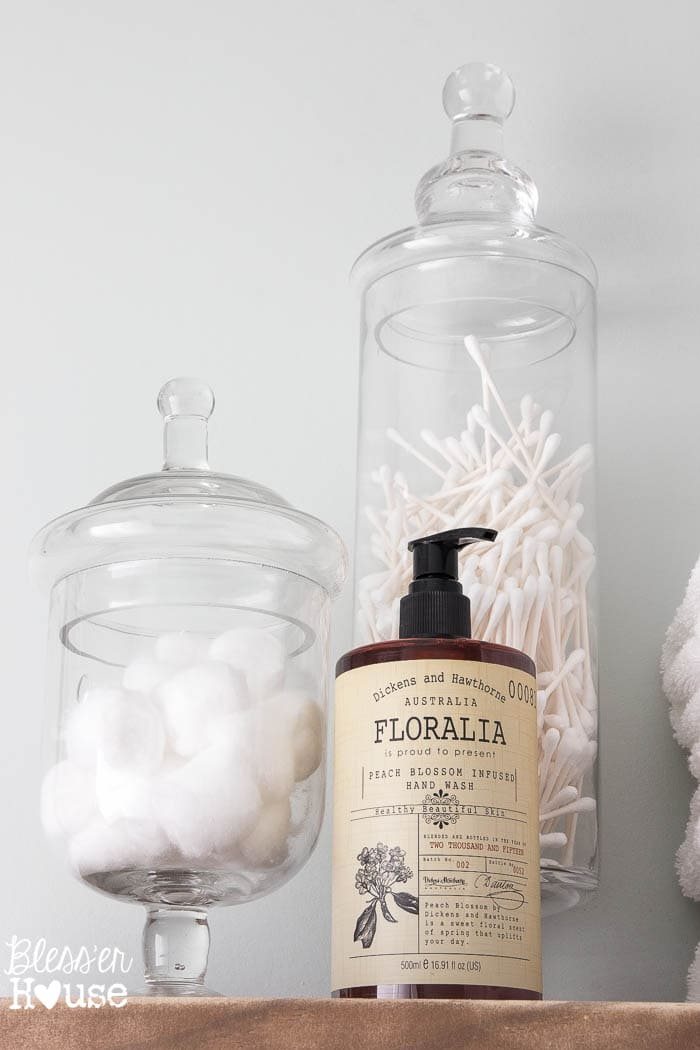 Modern Farmhouse Bathroom Makeover | Unigumushane - So many great ideas to create charm in a builder grade bathroom!