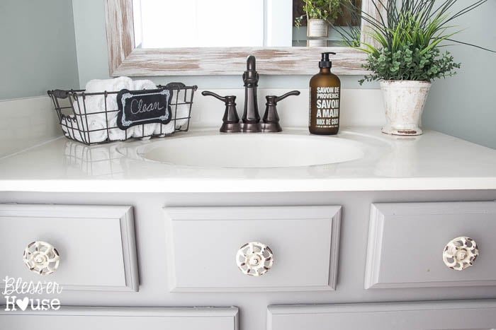 Modern Farmhouse Bathroom Makeover | Unigumushane - So many great ideas to create charm in a builder grade bathroom!