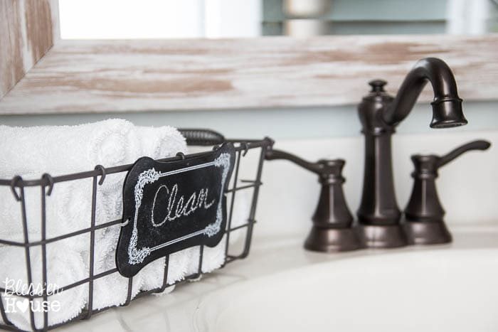 Modern Farmhouse Bathroom Makeover | Unigumushane - So many great ideas to create charm in a builder grade bathroom!