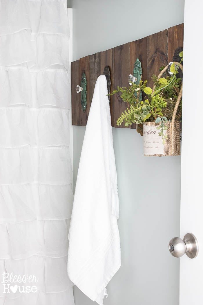 Modern Farmhouse Bathroom Makeover | Unigumushane - So many great ideas to create charm in a builder grade bathroom!