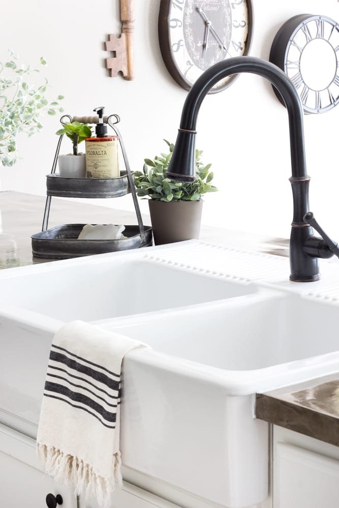 Modern Farmhouse Kitchen Makeover Reveal | unigumushane.com - So many budget-friendly DIY projects packed into one kitchen!
