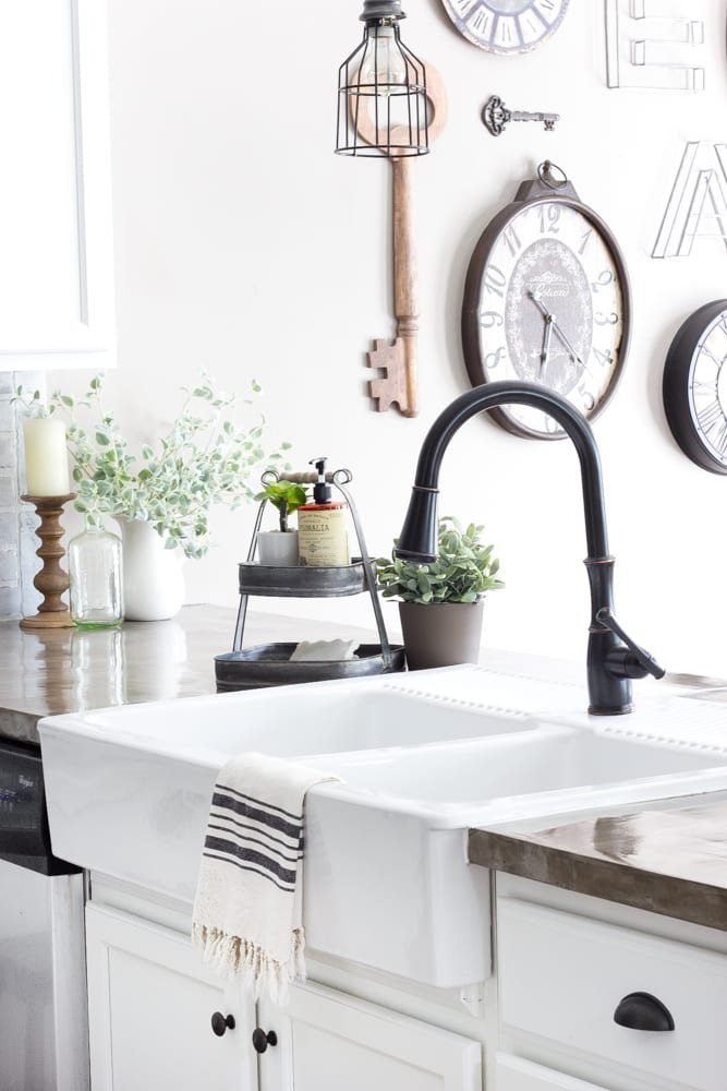 Modern Farmhouse Kitchen Makeover Reveal | unigumushane.com - So many budget-friendly DIY projects packed into one kitchen!
