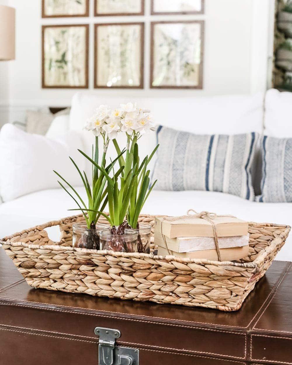 Modern French Farmhouse Summer Home Tour | unigumushane.com - A summer home tour with modern French farmhouse style using inexpensive decorating tricks and ways to stretch your dollar to look luxe on a budget, plus 8 more tours of gorgeous homes styled for summer!
